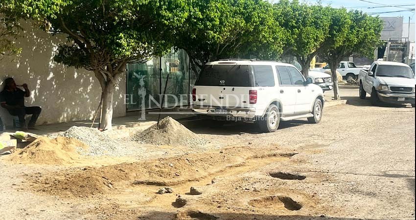 Ciudadanos de CSL optan por tapar sus propios baches, consideran que el Gobierno ha tardado demasiado