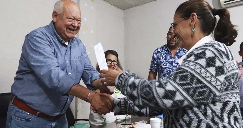 Entrega gobernador a productores de Comondú cartas de autorización para adquisición de materiales y equipos