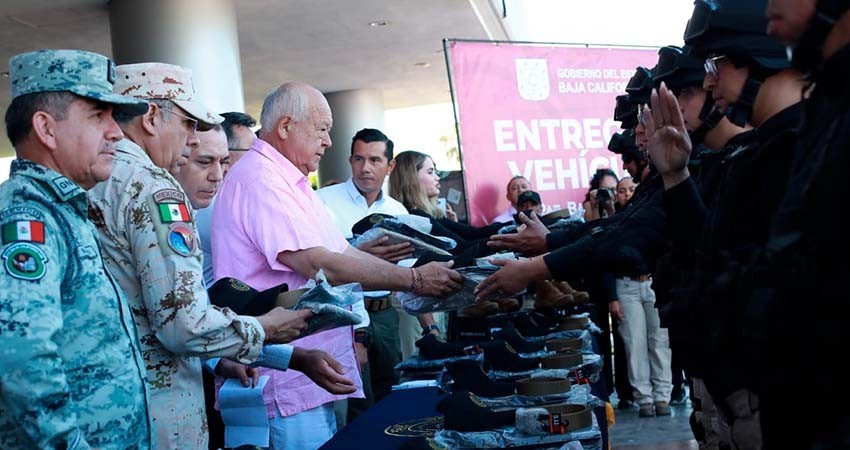 Entrega el gobernador Castro Cosío unidades y equipamiento para el fortalecimiento de la seguridad en BCS