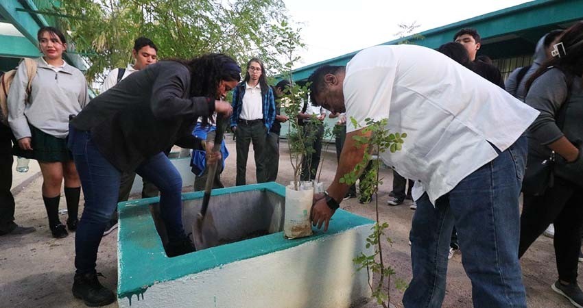Maestrantes de la UABCS promueven cuidado ambiental entre estudiantes de preparatoria