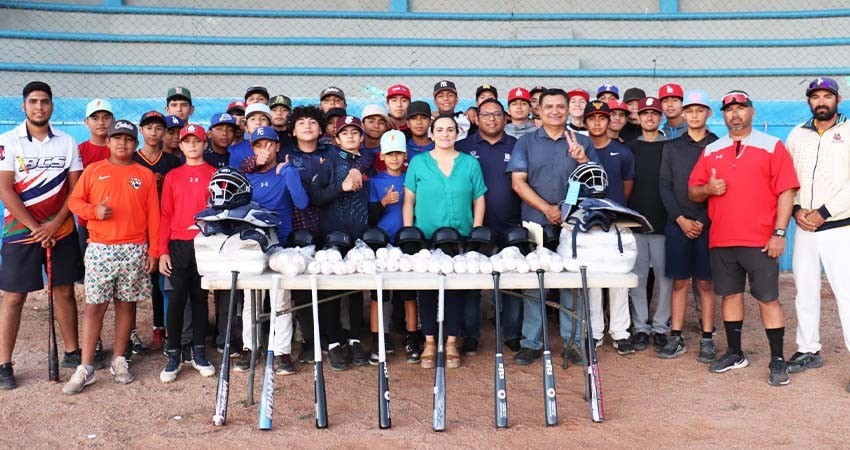 Entregan material deportivo a preselectivos de béisbol