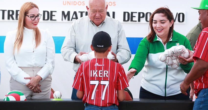 Entrega gobernador Víctor Castro, material a deportistas en Loreto