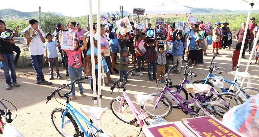 Entrega DIF Municipal La Paz cobijas y juguetes en El Pescadero