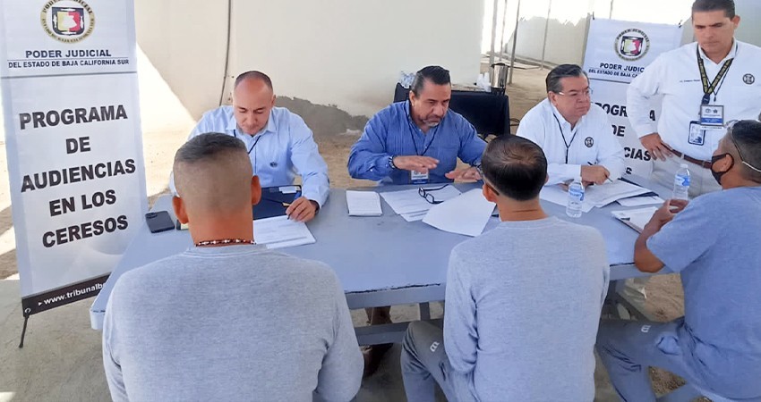 Funcionarios judiciales atienden audiencias públicas en el centro penitenciario de La Paz