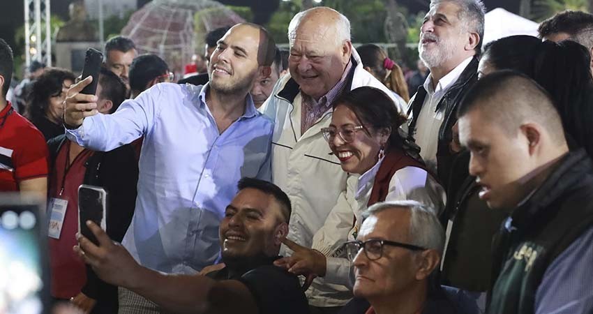 Enciende Castro Cosío iluminación navideña: “Sientan la esperanza por una vida mejor”