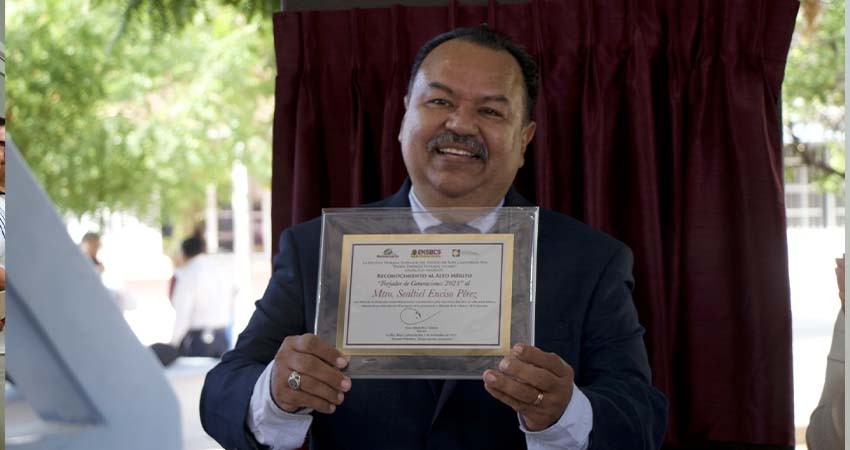 Obtiene premio “Forjador de generaciones 2023” el maestro Sealtiel Enciso Pérez