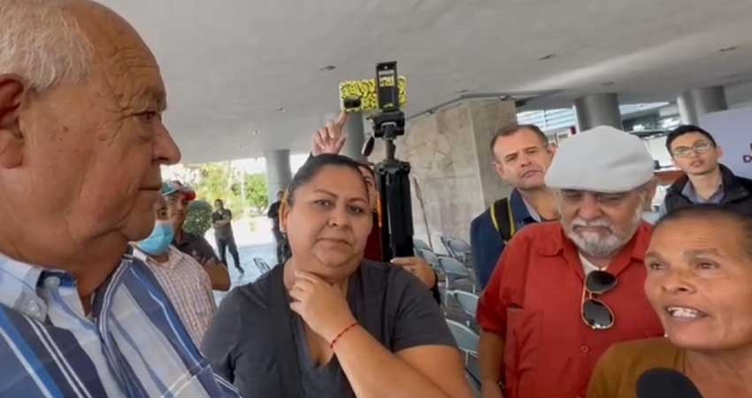 Trabajadoras de INSUDE exigen al gobernador su pago