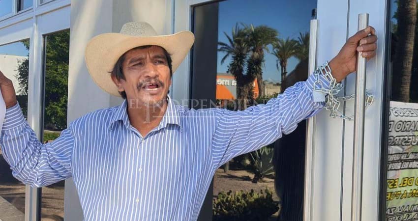 Se encadenan ejidatarios a las puertas del Congreso del estado