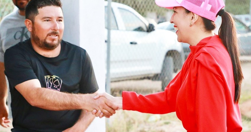 Supervisa alcaldesa obra de rehabilitación del campo de béisbol en Agua Amarga