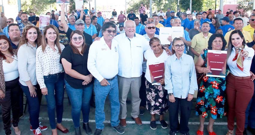 Entrega gobernador, títulos de propiedad y concesiones para transporte público de Los Cabos