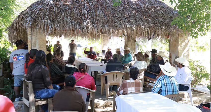 Se reúne gobernador Castro Cosío con habitantes de la zona serrana de Todos Santos