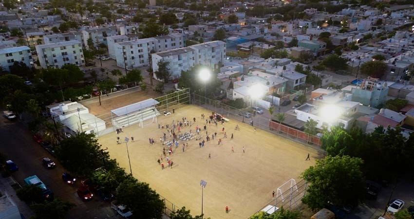 Entrega la alcaldesa de La Paz cancha de fútbol en la colonia Misioneros
