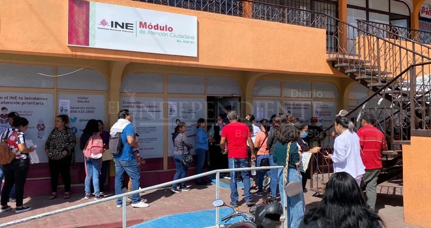 Hoy vence el plazo para actualizar o solicitar credencial del INE; ciudadanos hacen fila