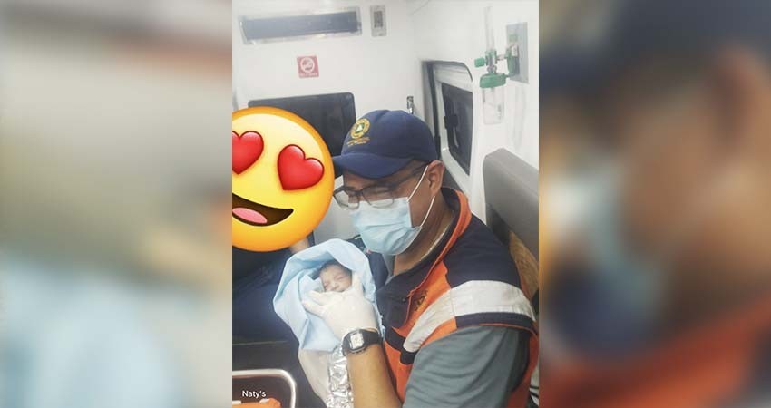 Mujer "da a luz" a su bebé, a bordo de una ambulancia en Los Cabos