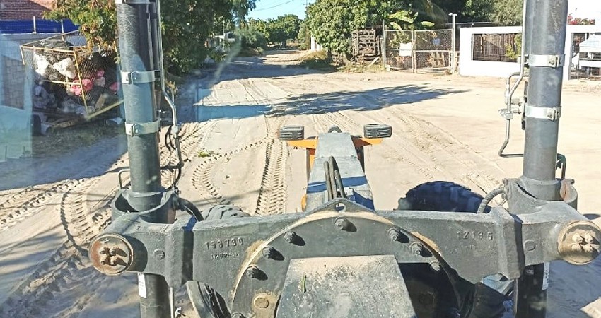 Continúa Servicios Públicos con nivelación de calles de terracería en colonias de La Paz
