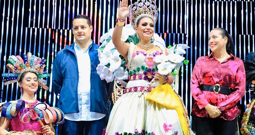 Corona alcaldesa a Alexa I como Reina de la Poesía del Carnaval La Paz 2024