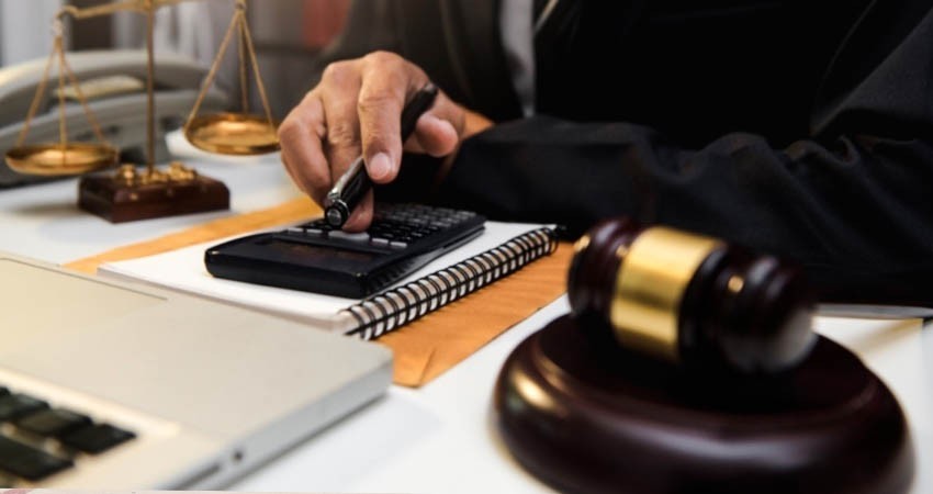 Acuerda pagar los daños y conceden suspensión condicional del proceso a imputado