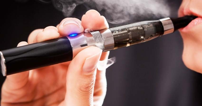 Vapeadores tienen más de 30 sustancias que no declaran: Cofepris