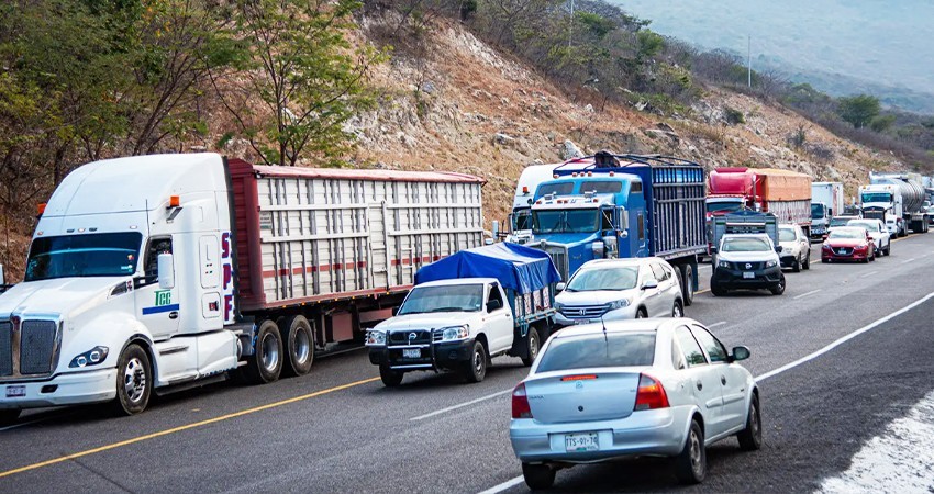 Transportistas paralizan carreteras para denunciar alza en la violencia