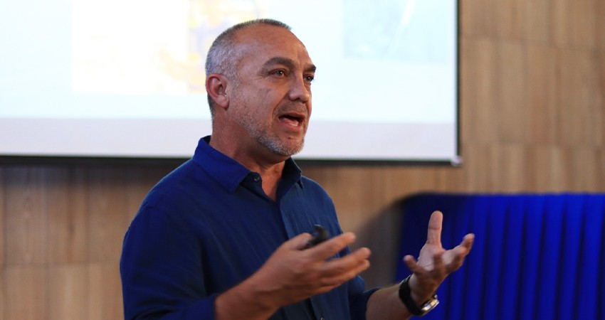 Estudiantes de la UABCS asisten a conferencia sobre buceo científico