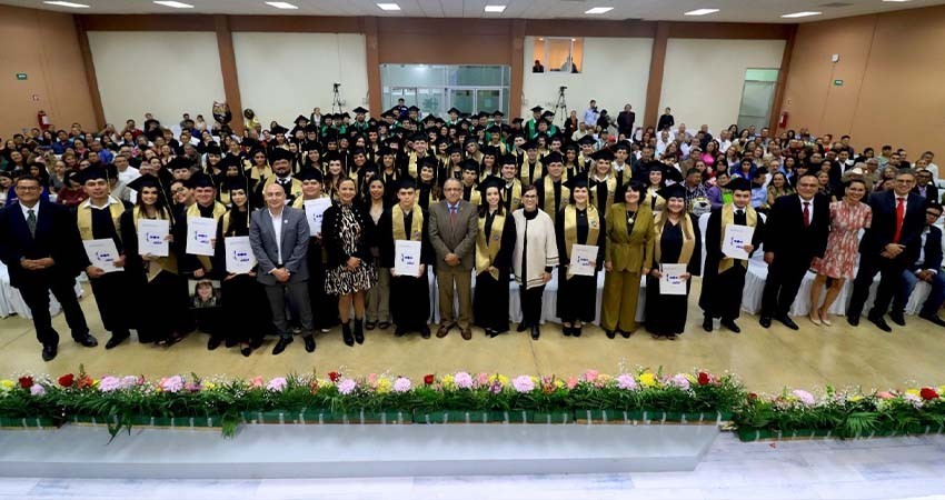 UABCS egresa 366 estudiantes de su Campus La Paz
