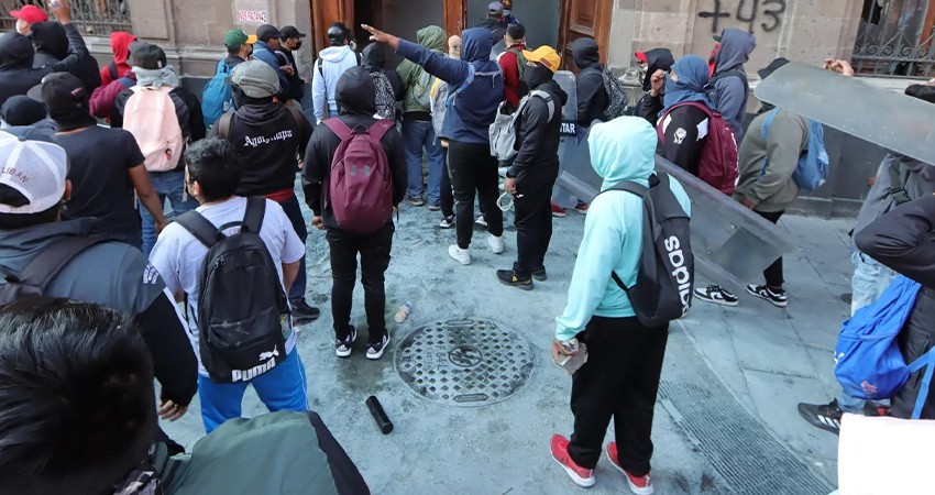 SEGOB contacta a padres de los 43 normalistas tras irrupción en Palacio Naciona