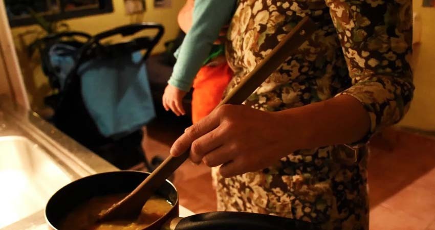 Mexicanas dedican casi el doble de tiempo a tareas de cuidado que los hombres: Oxfam