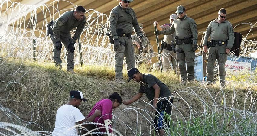 Migrantes en México denuncian que Texas coloca una nueva barricada para impedirles acampar