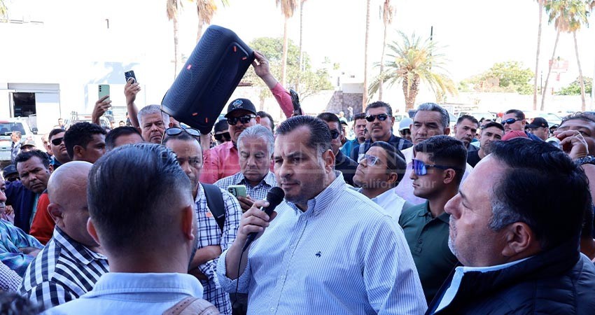 Transportistas de Los Cabos presentan pliego petitorio al gobierno de BCS para combatir Taxis piratas