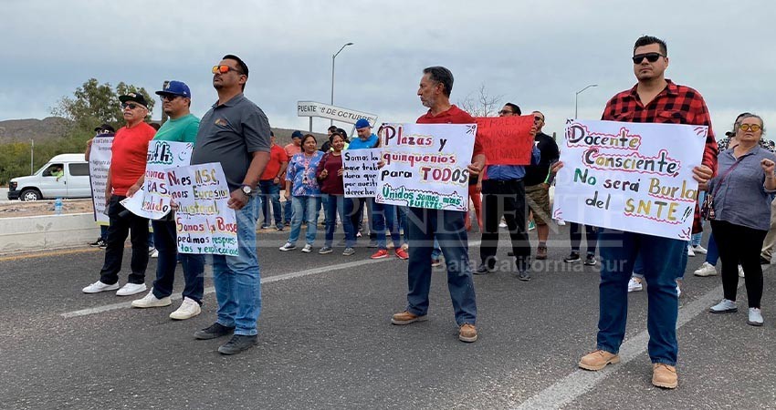 Docentes de BCS bloquean puente vehicular en protesta a la falta de respuestas a sus demandas