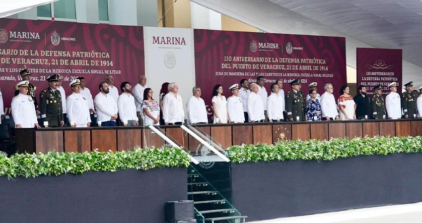 Asiste el gobernador de BCS a ceremonia del 110 aniversario de la defensa patriótica de Veracruz