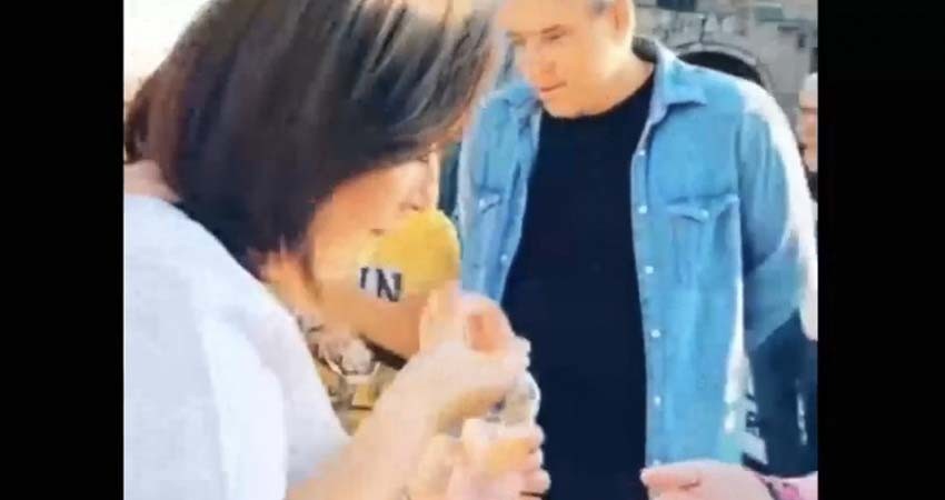 Tunden a Xóchitl Gálvez por ‘escupir’ chicle en la mano de su asistente