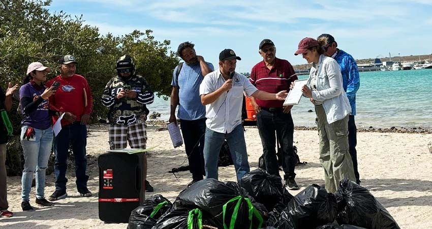 Jornada de limpieza organizada por UABCS recolecta 300 kilogramos de residuos en playa Pichilingue