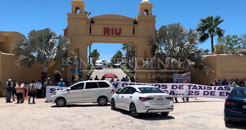 Más de 300 turistas perdieron vuelo por manifestación de transportistas en Hotel RIU Los Cabos