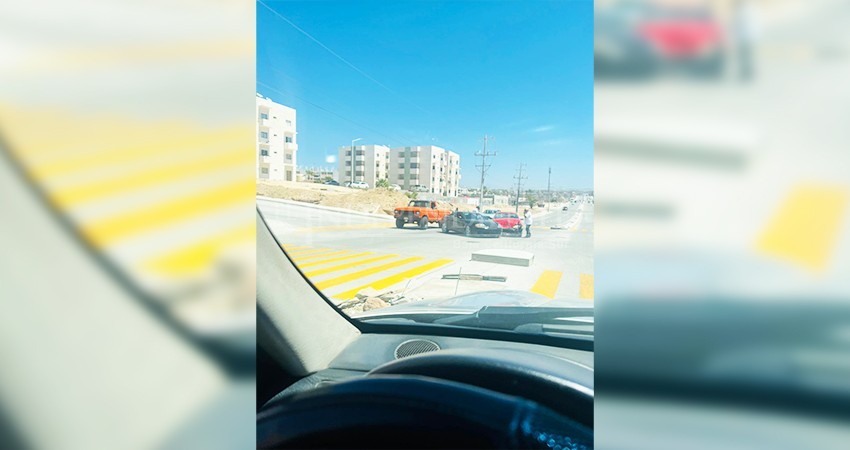 Reportan vecinos de Cabo San Lucas falta de semáforos y topes en Avenida Tamaral