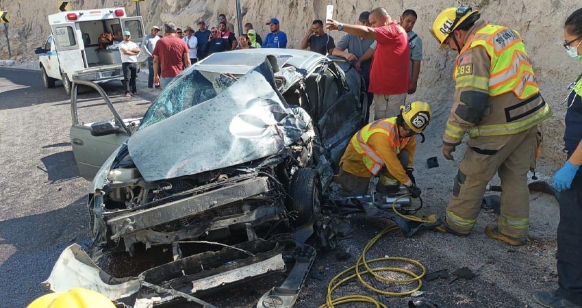 Accidente automovilístico en carretera a Los Barriles, deja un persona queda "prensada"