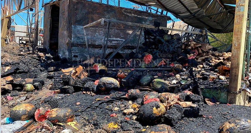 Se incendia frutería de candidato por MC al distrito 2; señalan que fue provocado