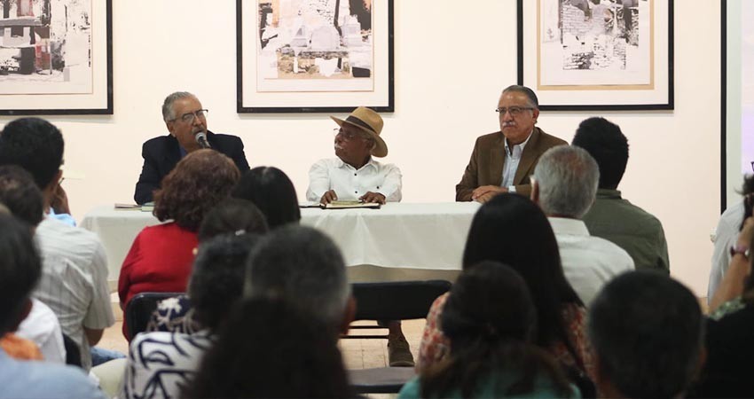 Realiza UABCS conversatorio homenaje al escritor Javier Manríquez