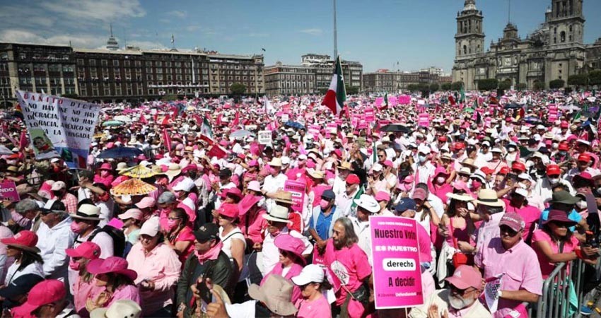 Xóchitl Gálvez pide mantener la Bandera en el Zócalo, durante la Marea Rosa