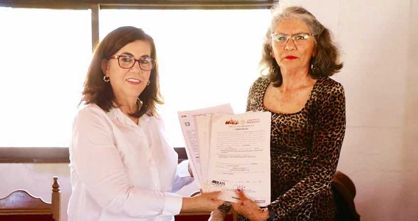 Recibe Ayuntamiento de La Paz 13 títulos de propiedad en El Centenario
