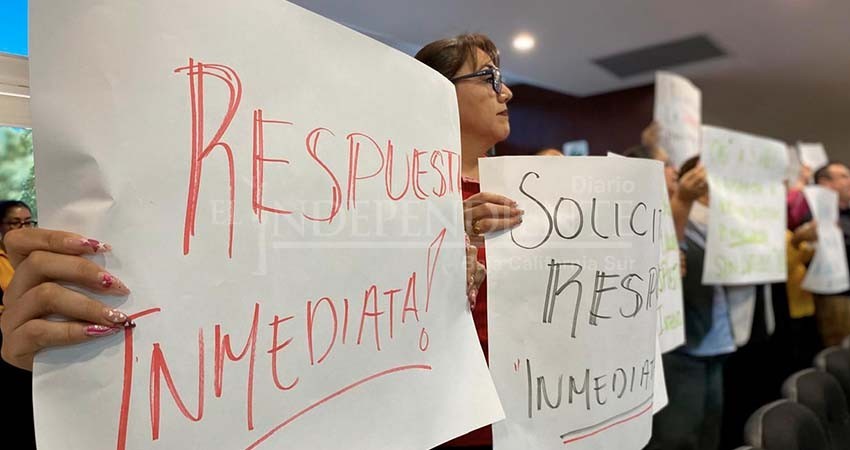 Sindicalizados del Congreso de BCS irrumpen sesión legislativa; exigen resolución al pliego petitorio