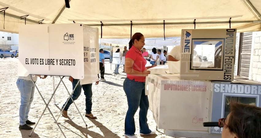 Por falta de funcionarios retrasan apertura de casillas en La Paz