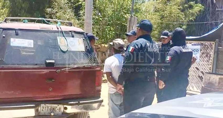 Detienen a pareja con posesión de listados nominales y credenciales del INE; se presume compra de votos