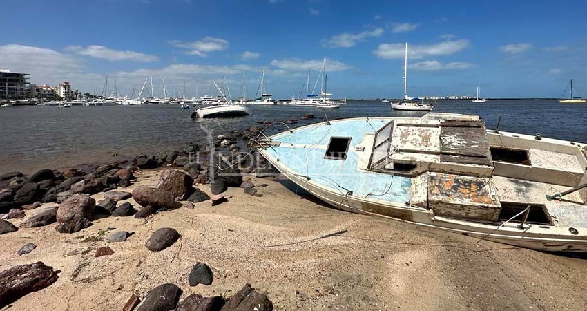 Autoridades reubicarán embarcaciones varadas en la Bahía de La Paz