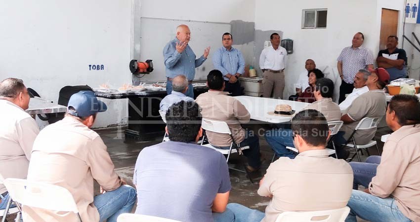 Sostiene el gobernador Castro Cosío reunión con trabajadores de mantenimiento de gobierno