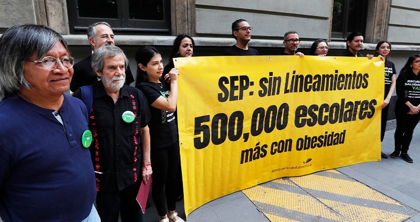 Organizaciones exigen a SEP hacer cumplir ley contra alimentos chatarra en las escuelas