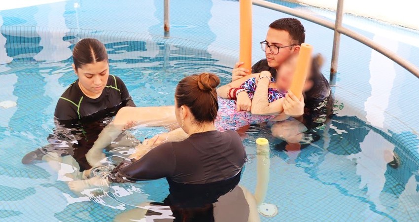 Ofrecen rehabilitación a través de la hidroterapia a beneficiarios con discapacidad de casa de día