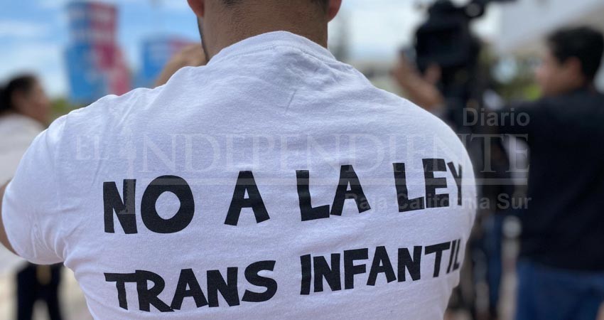 Miembros del Frente Nacional por la Familia protestan frente a palacio del Gobierno de BCS en contra la Ley de Infancias Trans