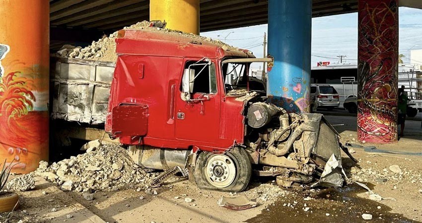 Carambola entre vehículos y un dompe deja dos heridos en Cabo San Lucas
