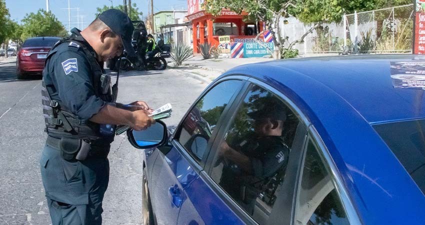 32 vehículos fueron detectados con uso ilegal de polarizado durante el primer operativo implementado en La Paz